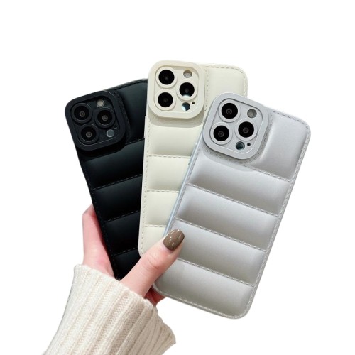 כיסוי מרופד לטלפון נייד, ככל הנראה עבור דגם אייפון 14 פרו מקס